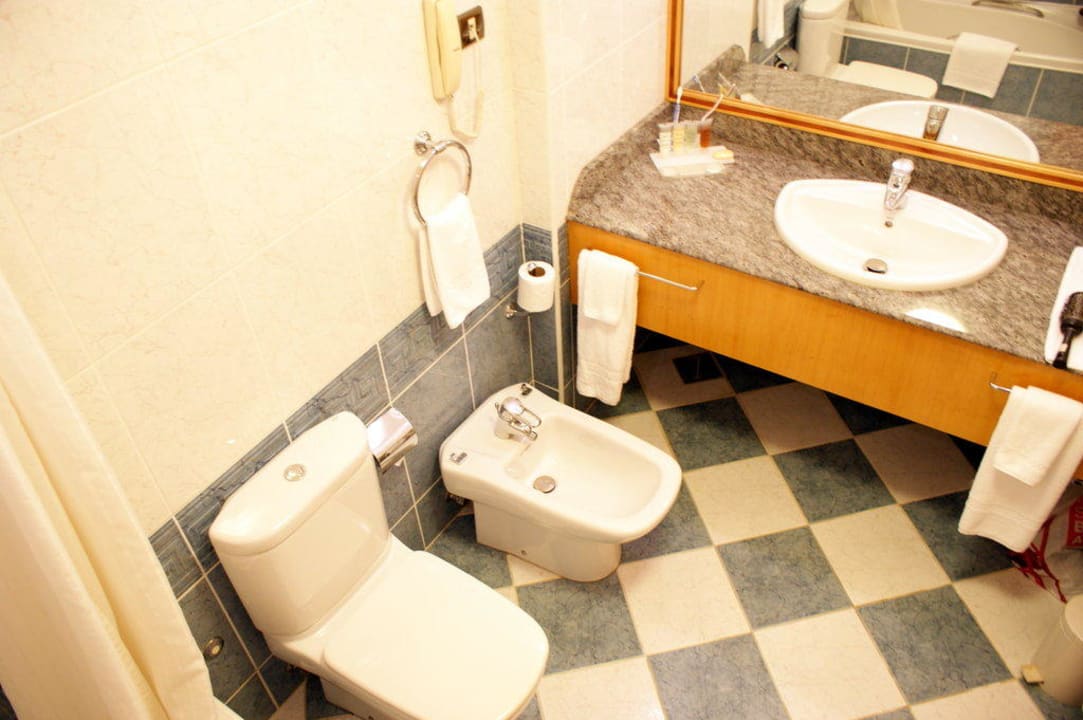 Bad mit Toilette und Bidet Le Meridien Mina Seyahi Beach Resort & Waterpark