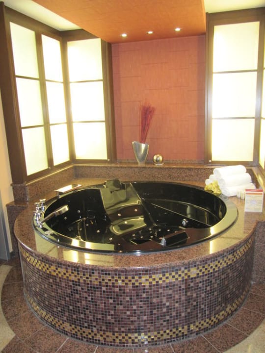 Whirlpool in der Asia Suite EurothermenResort Bad Schallerbach Paradiso