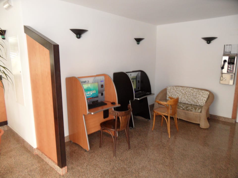 Internetarbeitsplätze im Eingangsbereich HL Miraflor Suites Hotel