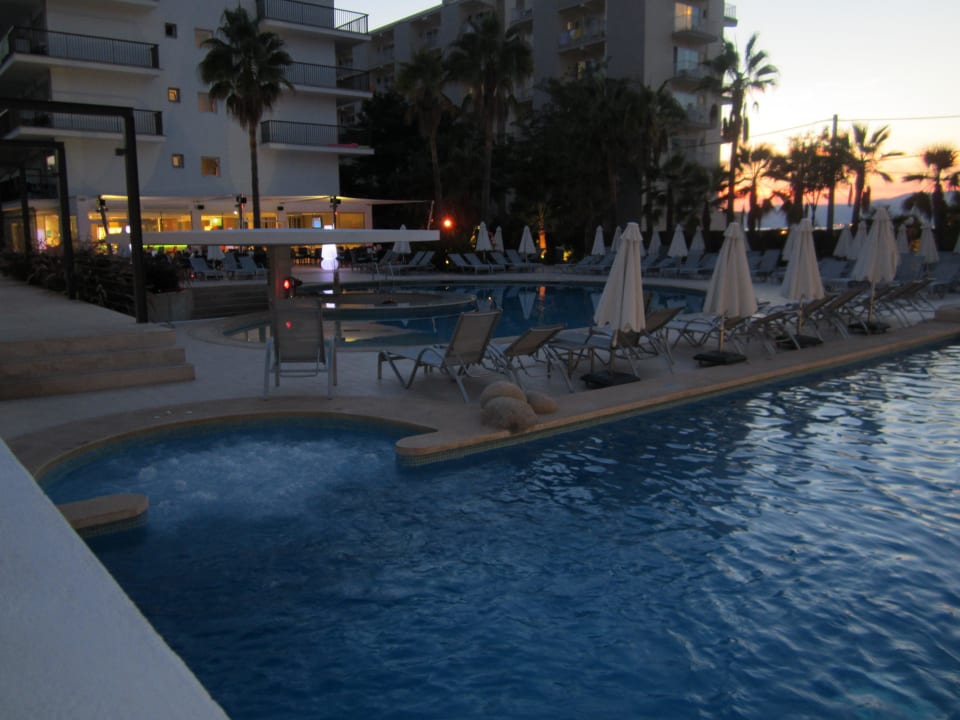 Kleinerer Pool mit Whirlpool JS Palma Stay