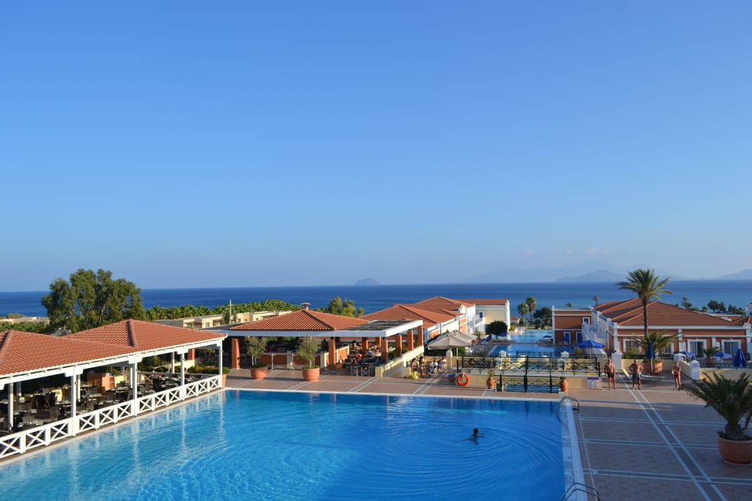 Von der Lobby-Terrasse Richtung Meer Porto Bello Royal