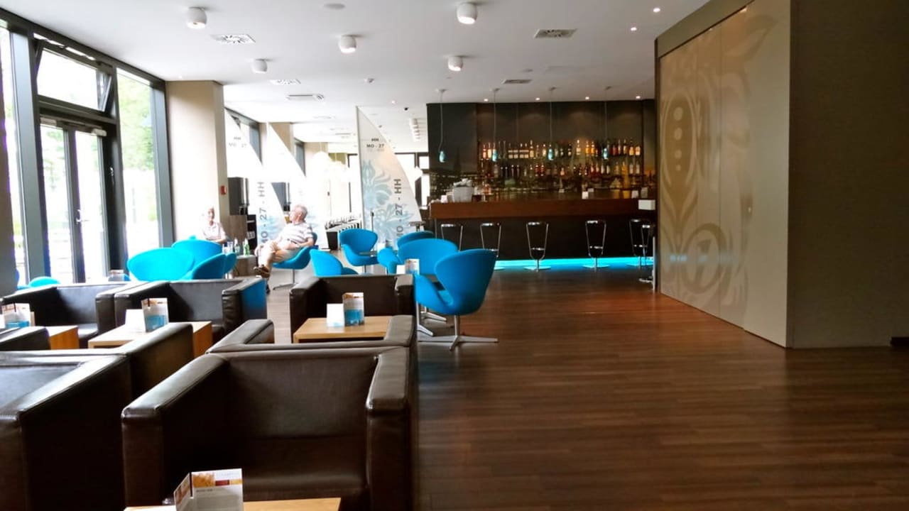 Lobby mit Blick in Richtung Bar Motel One Hamburg-Alster