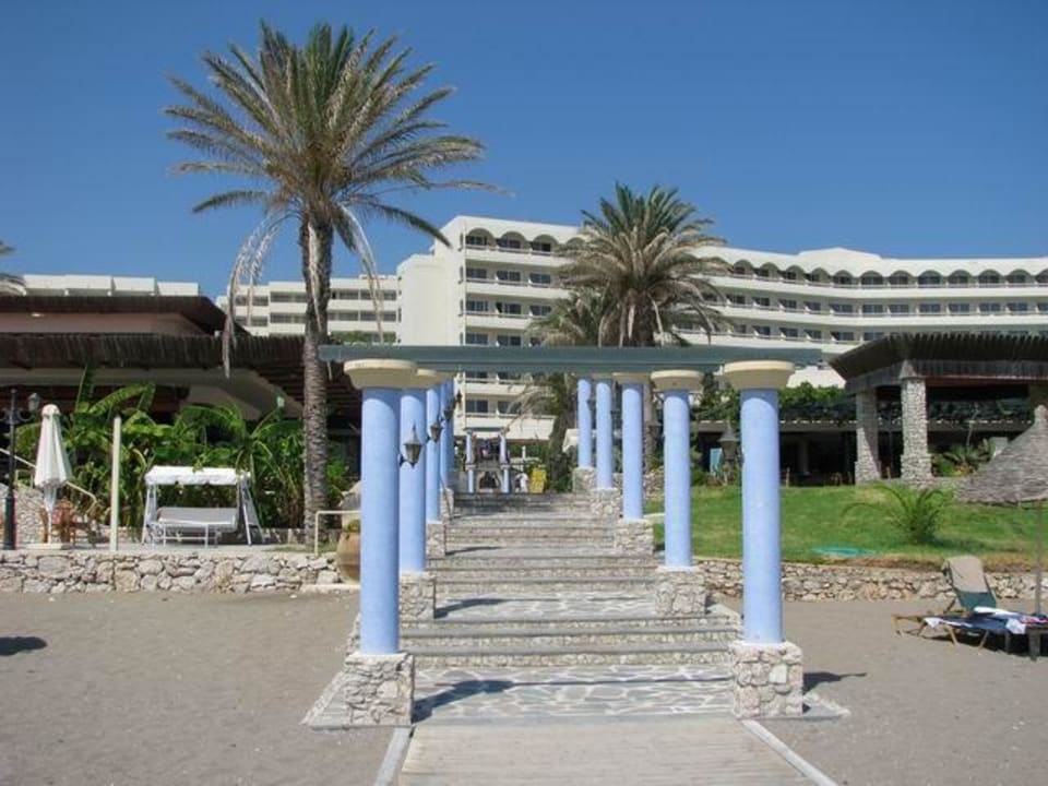 Weg vom Strand zum Hotel Olympos Beach Hotel