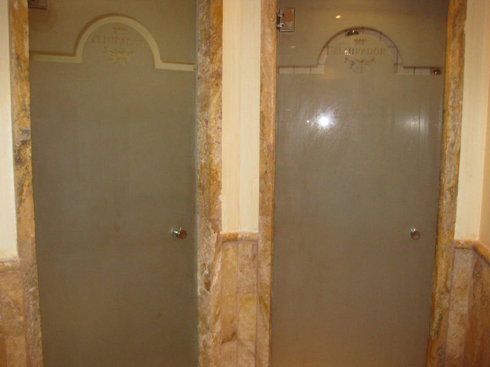 Links Toilette, rechts Dusche JOIA El Mirador by Iberostar