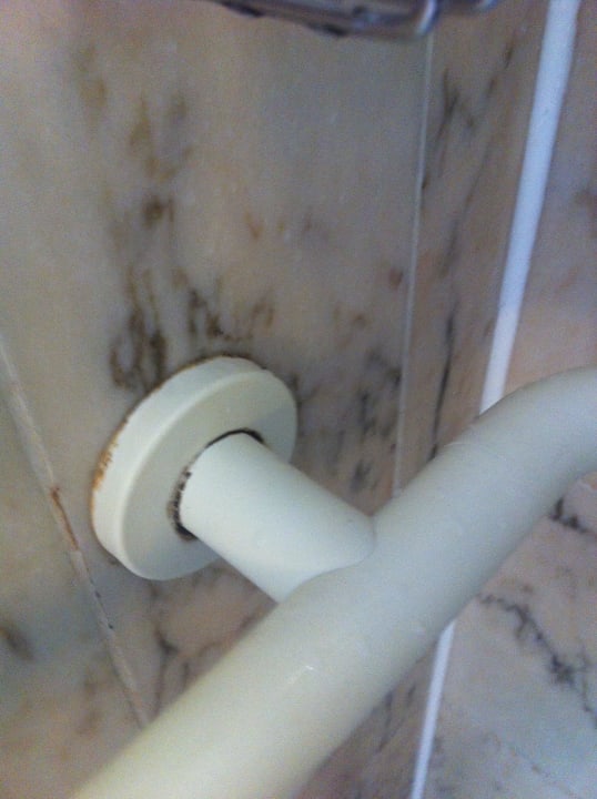 Schimmelflecken in der Dusche  Le Méridien Grand Hotel Nürnberg