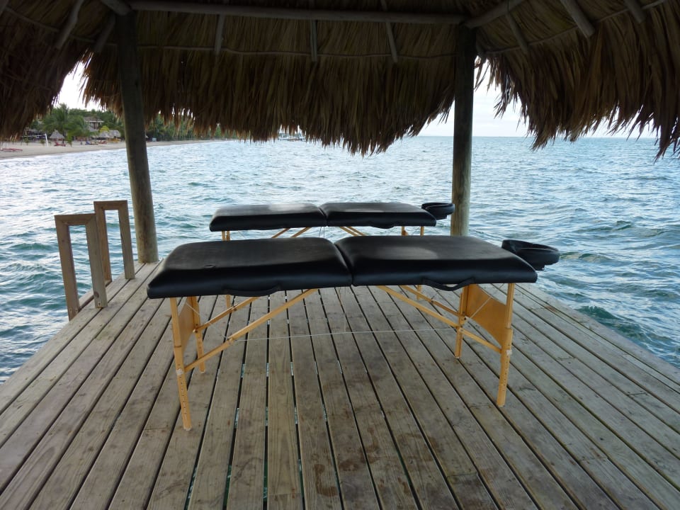 Massageliegen auf dem Hoteldock Hotel Jaguar Reef Lodge