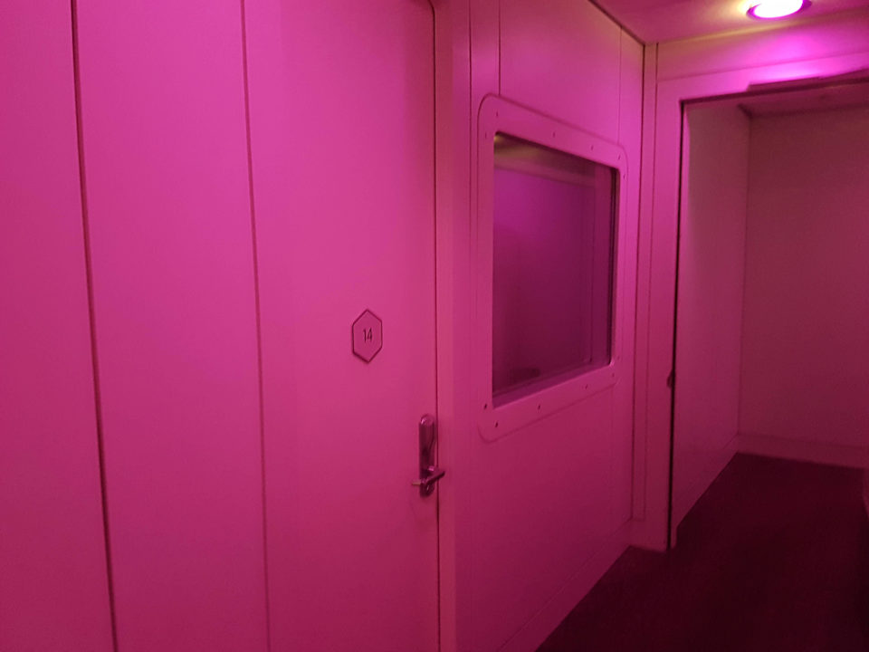Flur vor den Kabinen YOTELAIR Amsterdam Schiphol Hotel