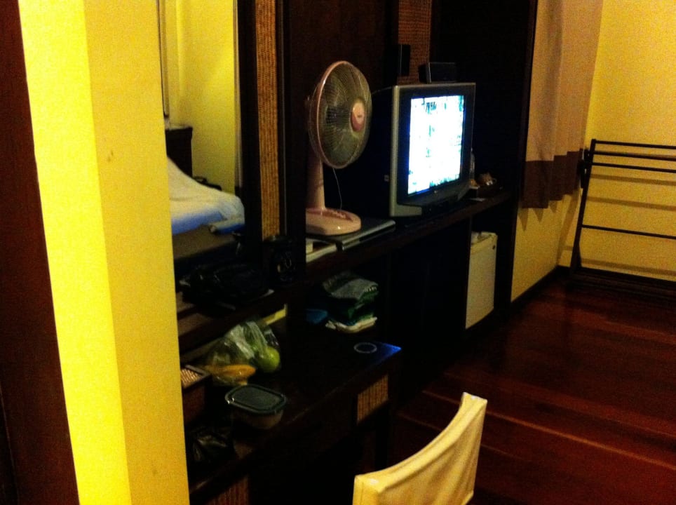 Hauptzimmer mit Fernseher, Kühlschrank und Klima Hotel The Spa Resort - Koh Chang