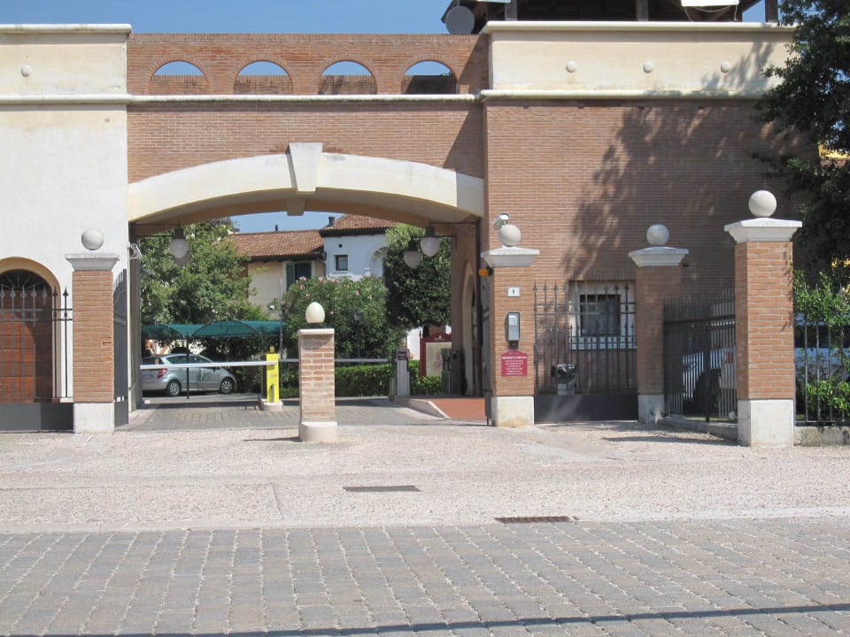 Einfahrtsportal Residence Garda Resort Village