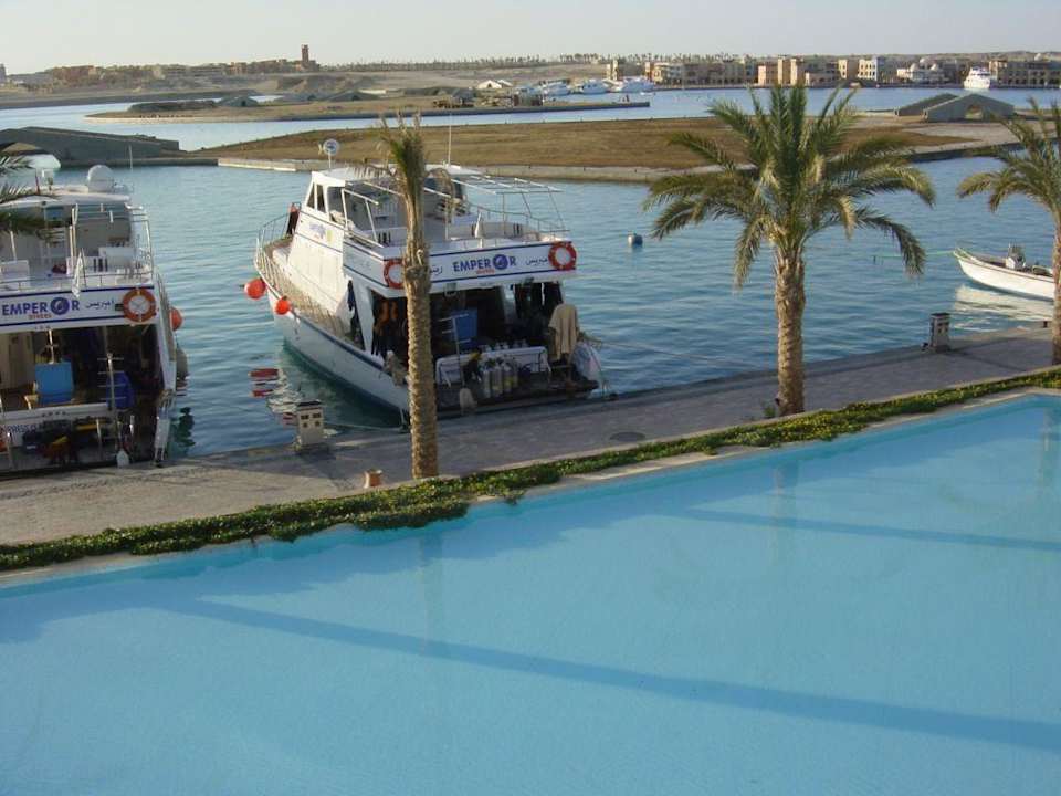 Unterer Pool und anlegende Tauchboote Marina Lodge At Port Ghalib