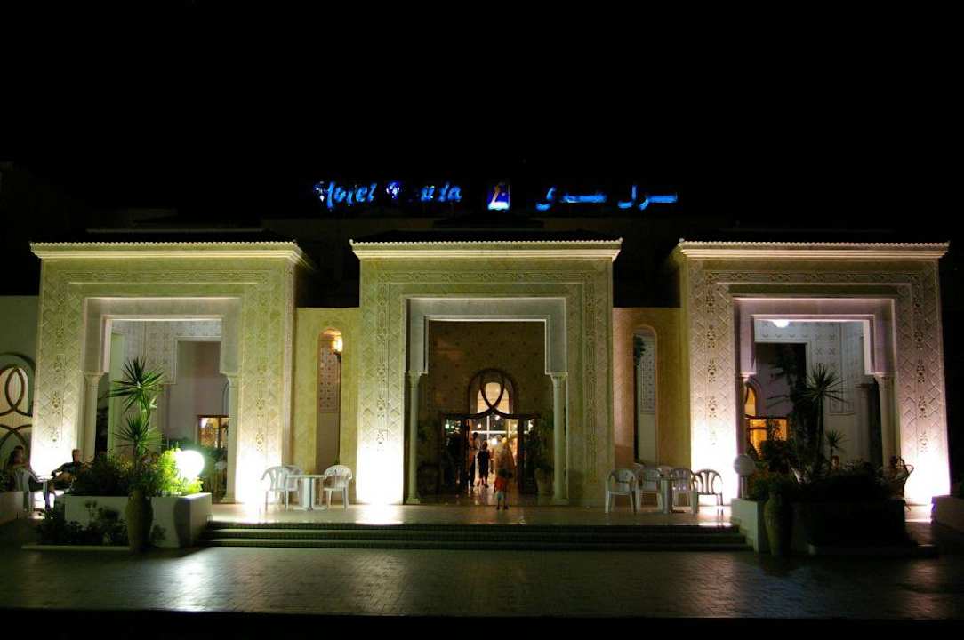 Blick auf den Eingang des Hotels am Abend Houda Golf & Beach Club