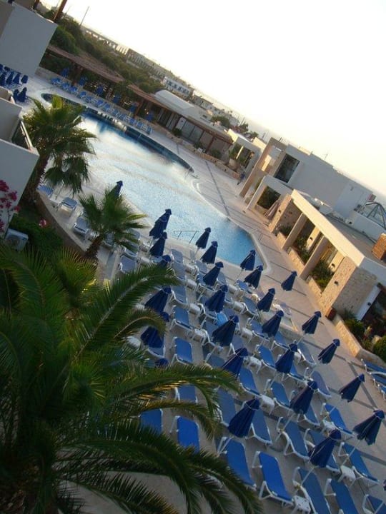 Pool am Abend Grand Hotel Holiday Resort