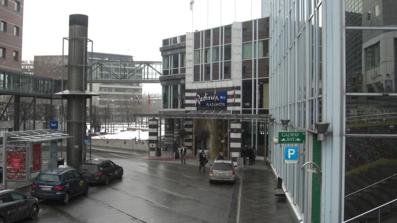 Eingang Radisson Blu Plaza Hotel