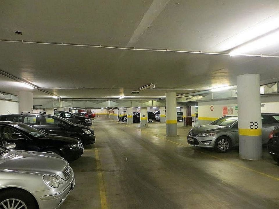 Tiefgarage Radisson Blu Béke Hotel
