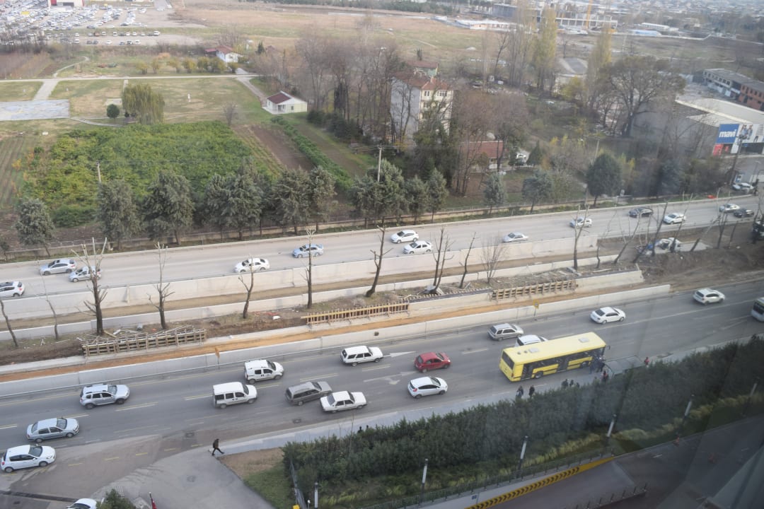 Blick vom Zimmer auf die Bushaltestelle. Diese befindet sich Hampton By Hilton Bursa