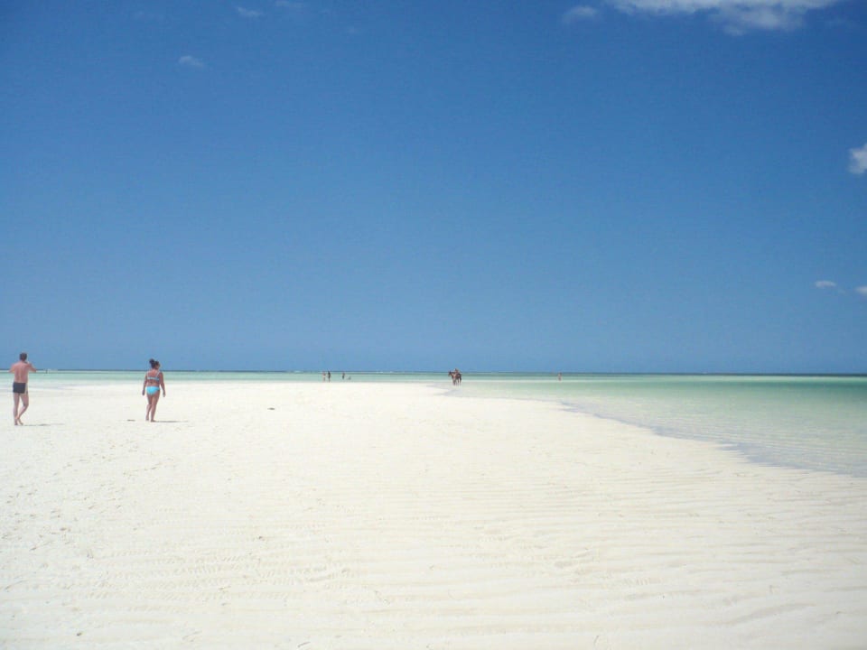 Strand bei Ebbe Neptune Pwani Beach Resort & Spa