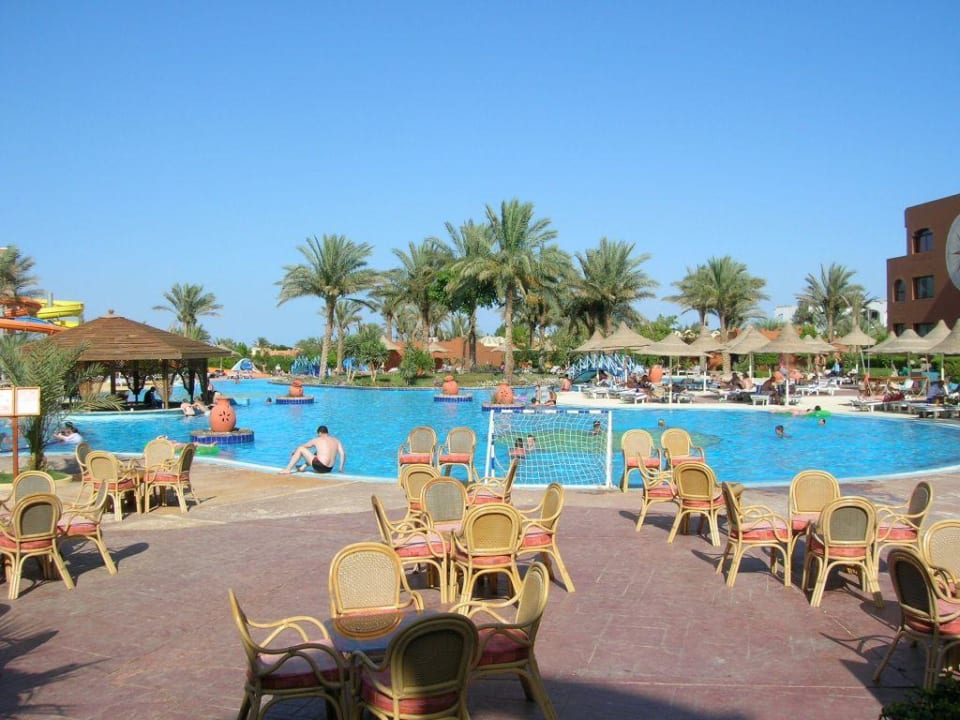 Hauptpool und Poolbar Hotel Nubian Village