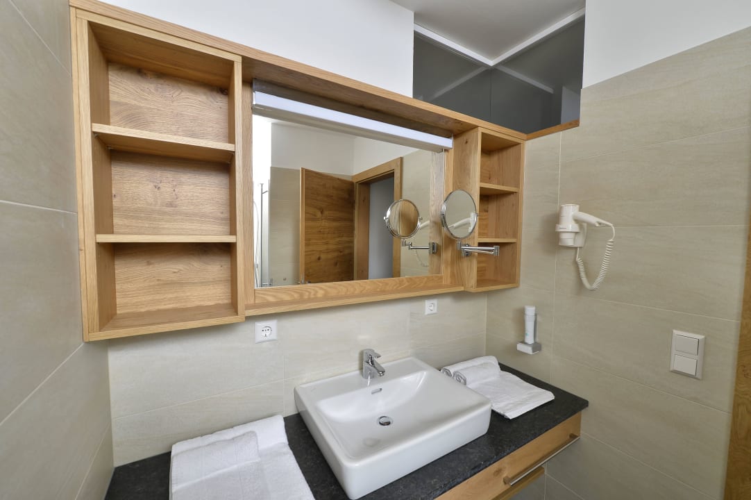 Bad mit Waschbecken Almhotel Kärnten