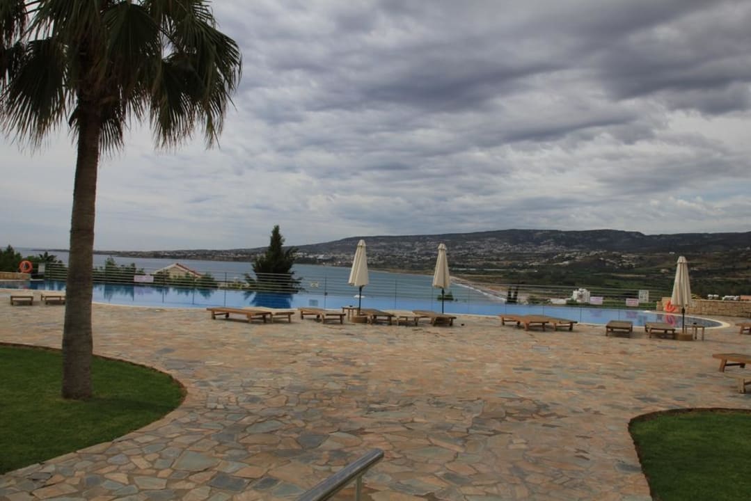 Die Poolanlage mit Meerblick Theo Sunset Bay Hotel