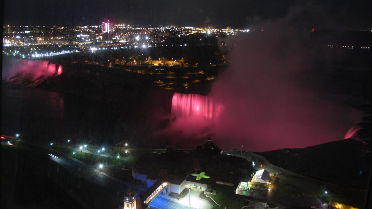 Aus dem Zimmer in der Nacht Tower Hotel at Fallsview