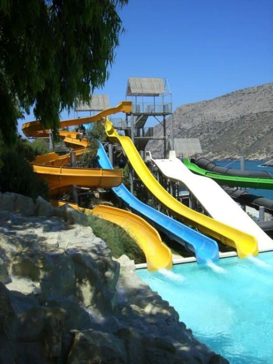 verschiedene Rutschen im Wasserpark Fodele Beach & Water Park Holiday Resort