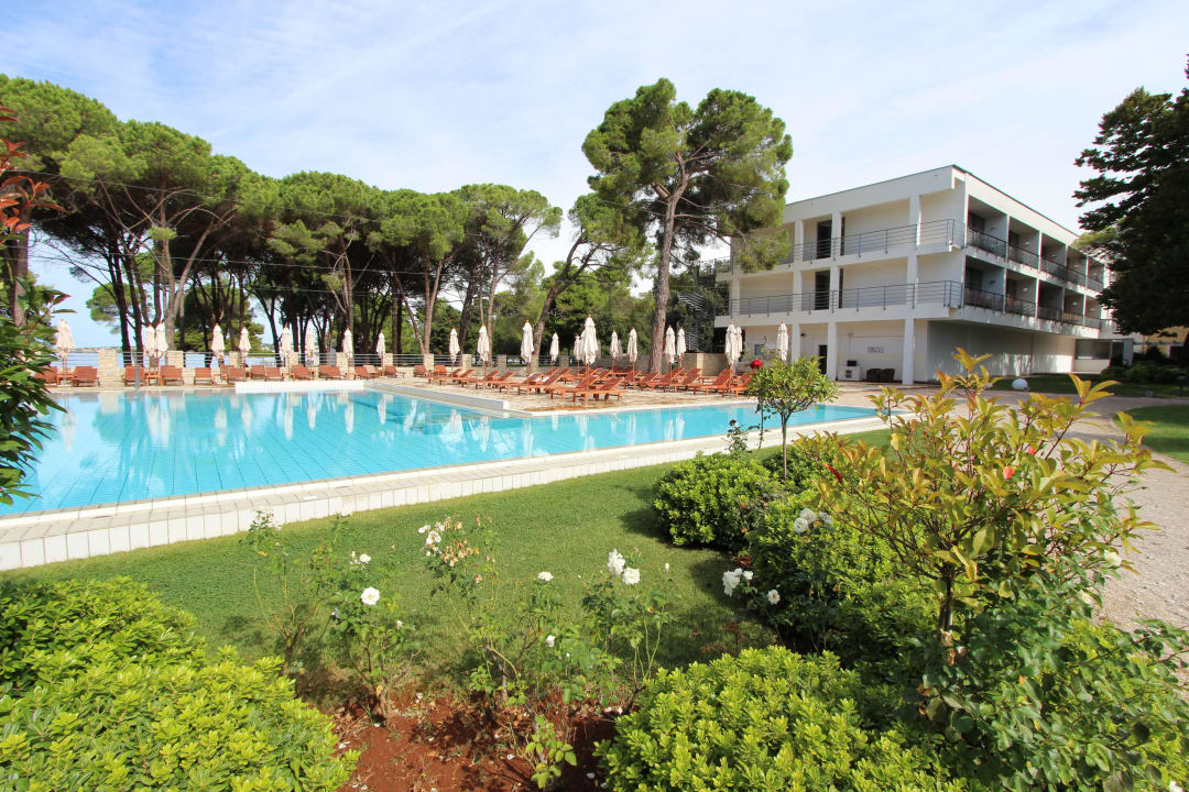 Pool mit Hotel Falkensteiner Hotel Adriana