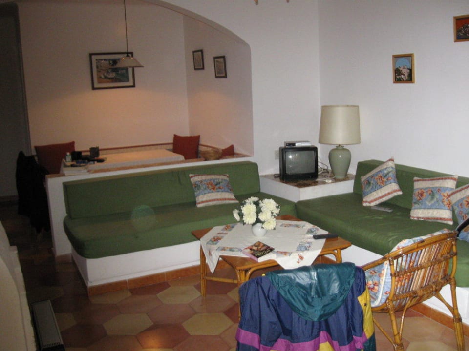 Wohnzimmer mit Esstisch Hotel Aldea Cala Fornells 2
