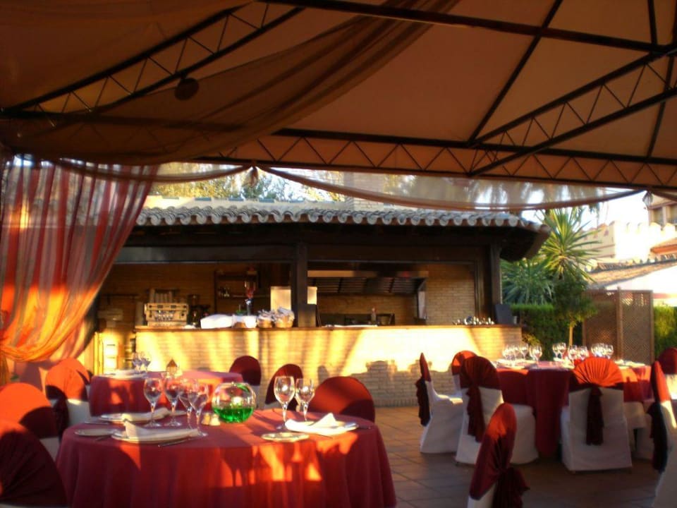 Barbecue-Pavillion im Park Abades Benacazón Hotel