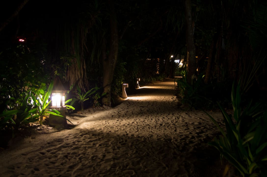 Die Wege bei Dunkelheit NH Collection Maldives Reethi Resort