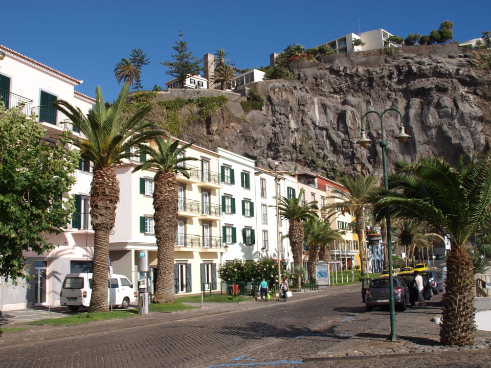 Das Hotel vom Ort aus aufgenommen Hotel Estalagem da Ponta do Sol