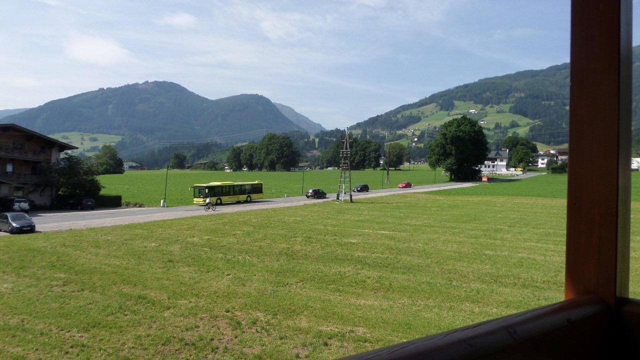 Ausblick zur Straße Mia Alpina . Zillertal Family Retreat
