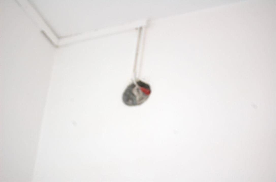 Offene Verteilerdose im Zimmer Baltiyskaya Korona