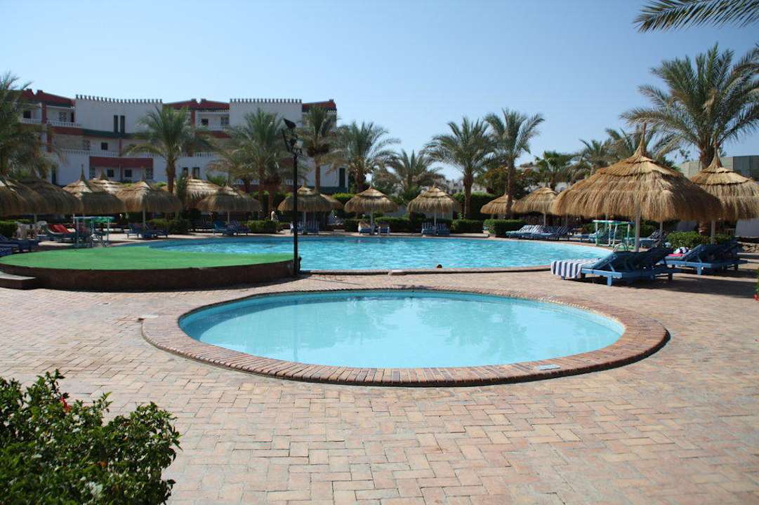 Pool hinter dem Haupthaus Albatros Sharm Resort