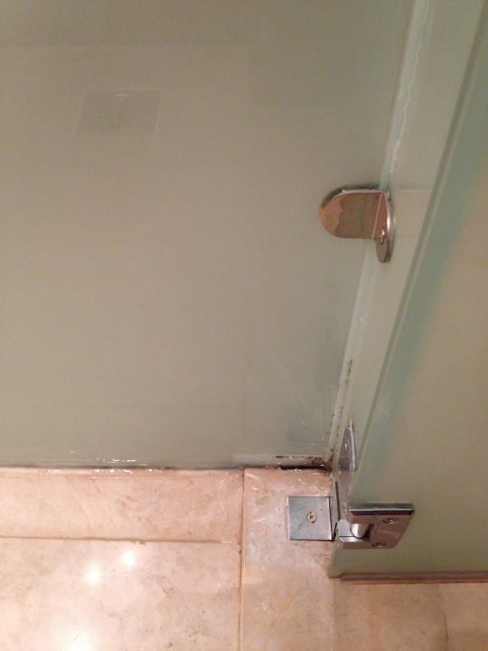 Schimmel in der Dusche Rixos The Palm Hotel & Suites