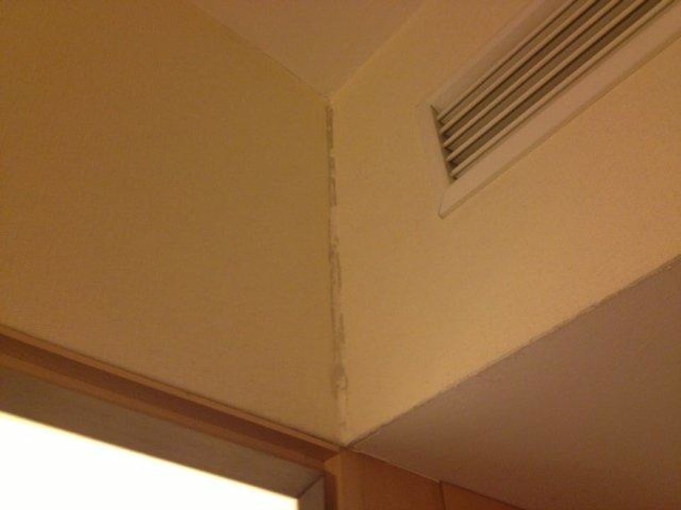 Unschöne Fugen im Zimmer Hotel Mondial am Dom Cologne- MGallery