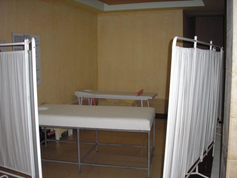 Massagebänke im Keller Hotel Orfeus Park