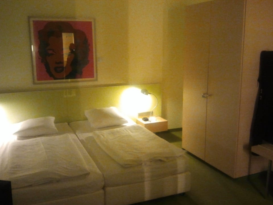 Ein Schrank, der zur Hälfte die Minibar ist. Park Plaza Berlin