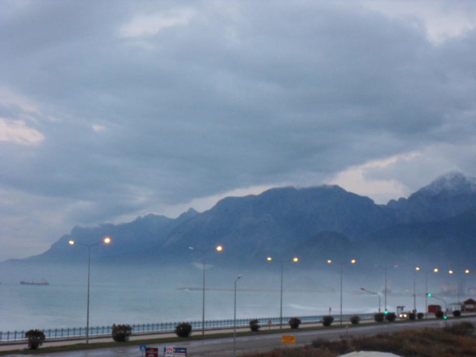 Abends 19 Uhr super Ausblick Crowne Plaza Antalya