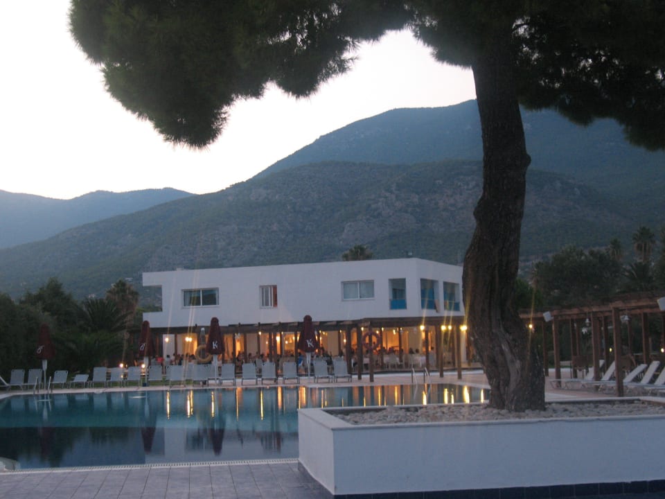 Spokojy basen, w tle grecka restauracja Hotel Kinetta Beach