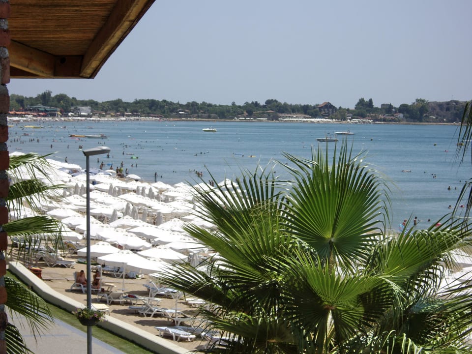 Strandbereich vor Hotelanlage Horus Paradise Luxury Resort & Club