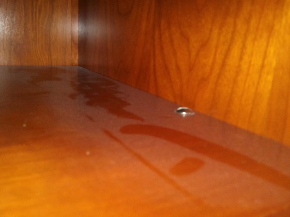 Schrank im Flurbereich ist frisch gereinigt?! Hotel Kaiserhof Victoria