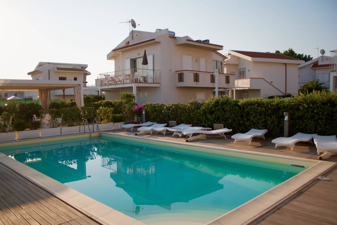 Pool, im Hintergrund Apartment Stromboli Apartements Ancora Bianca Beach Residence