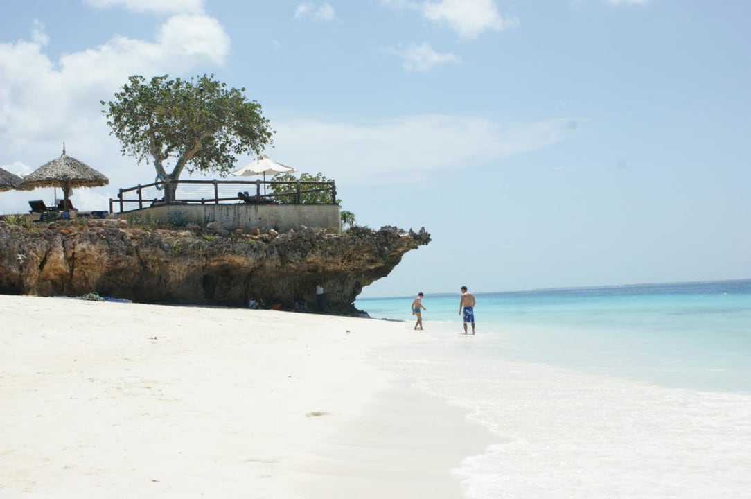 Hotelstrand mit Blick Richtung Pool auf der Klippe Royal Zanzibar Beach Resort