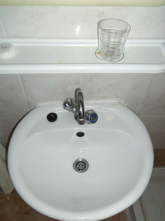 Waschbecken, verdrehte Einstellknöpfe, Verfärbung Hotel Corallia Beach