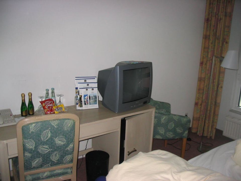 Schreibtisch mit Fernseher Hotel Schloss Köpenick by Golden Tulip