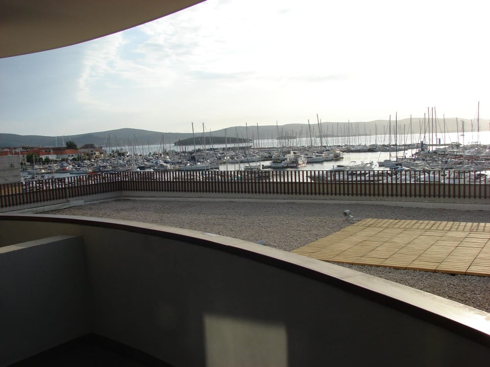 Ausblick vom Balkon auf den Yachthafen Hotel IN Biograd