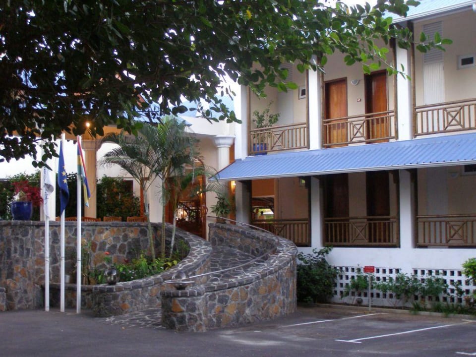 Hoteleingang zur Rezeption Le Peninsula Bay Beach Resort & Spa