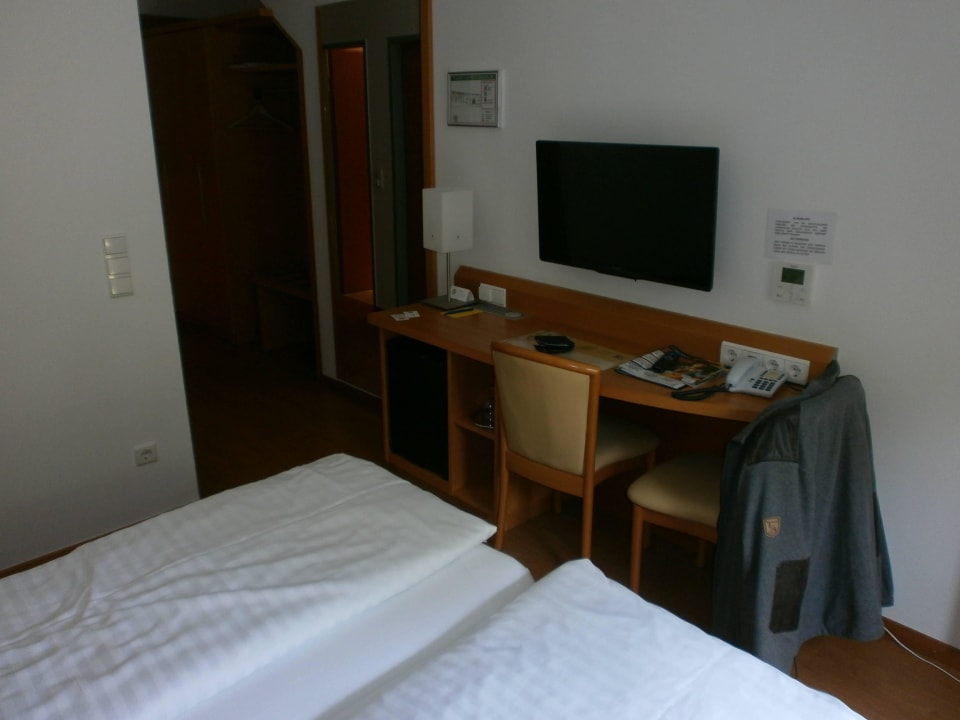 Das Zimmer mit Schreibtisch und TV City Hotel Albrecht