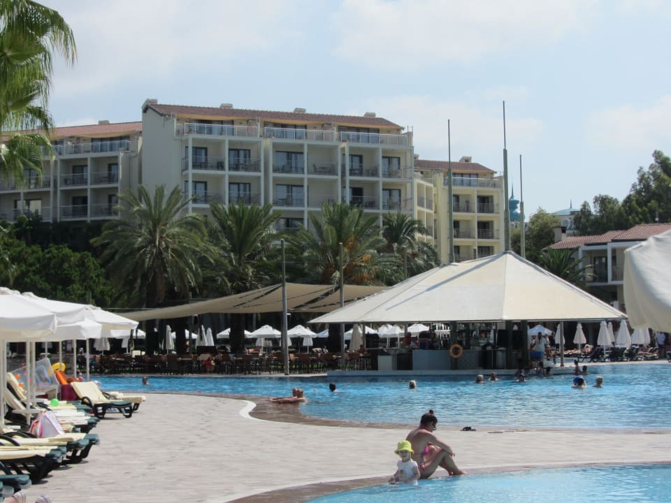 Blick vom Pool auf das Haupthaus Arum Barut Collection