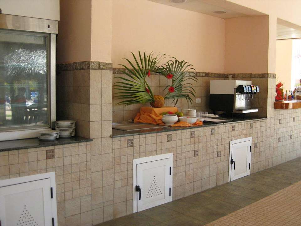 Mittag an der Poolbar Iberostar Origin Taínos